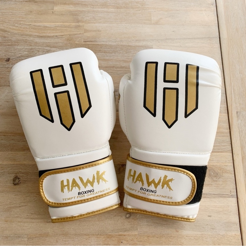 NWOT Women’s Hawk Boxing 12oz White and Gold Boxing Gloves